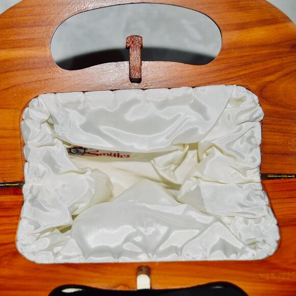 Vintage H.A. & E. Smith Bermuda Bag - Embroidered Cream Cover & Wooden Handle - Picture 3 of 4